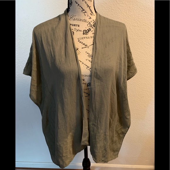 Universal Threads Woman’s Green Overthrow - Picture 1 of 2